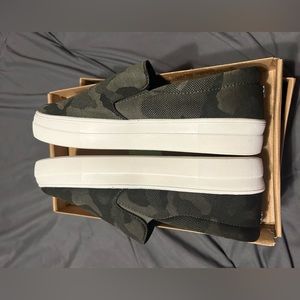 Green canvas camo slip on sneakers- New